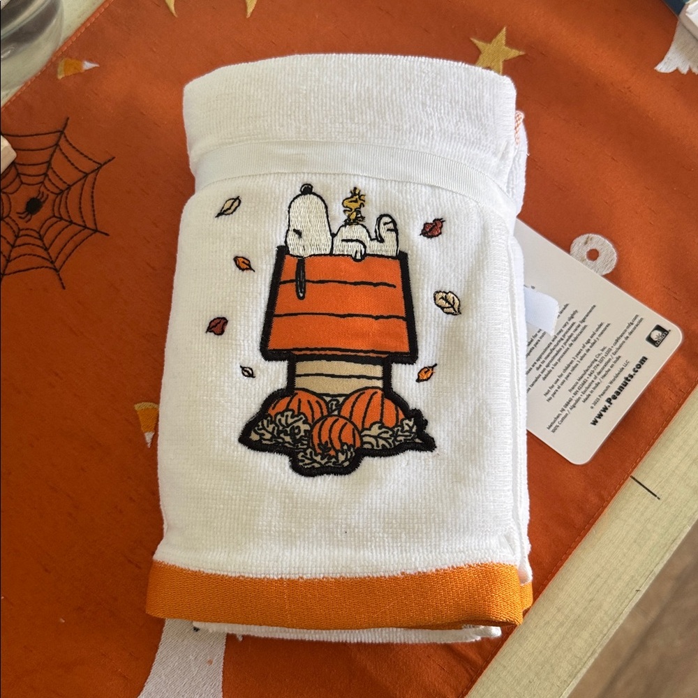 Peanuts White and Orange Hand Towels